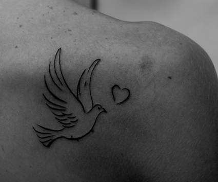 tatouage hirondelle avec coeur
