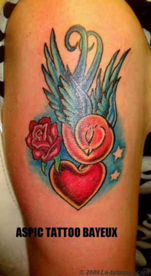 tatouage hirondelle avec coeur