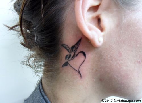 tatouage hirondelle avec coeur