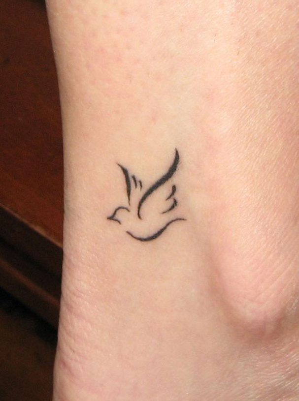 tatouage hirondelle avec coeur