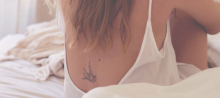 tatouage hirondelle bas du dos