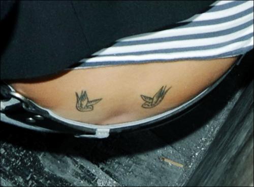tatouage hirondelle bas du dos