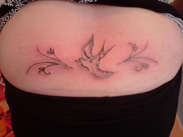 tatouage hirondelle bas du dos
