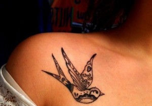 tatouage hirondelle bas du dos