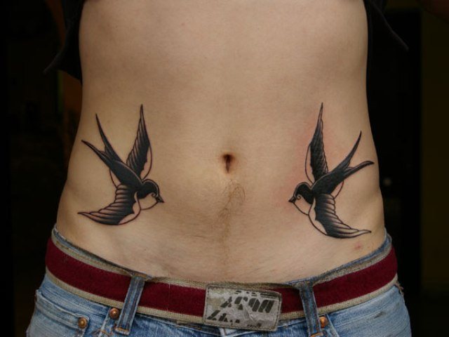 tatouage hirondelle bas du ventre