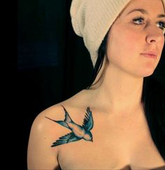 tatouage hirondelle bleu