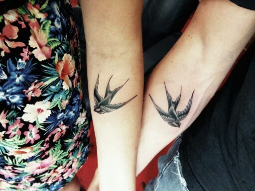tatouage hirondelle bras
