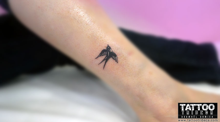 tatouage hirondelle cheville