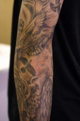 tatouage hirondelle coude