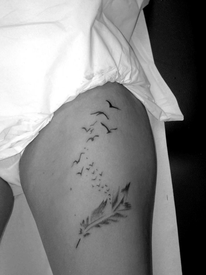 tatouage hirondelle cuisse