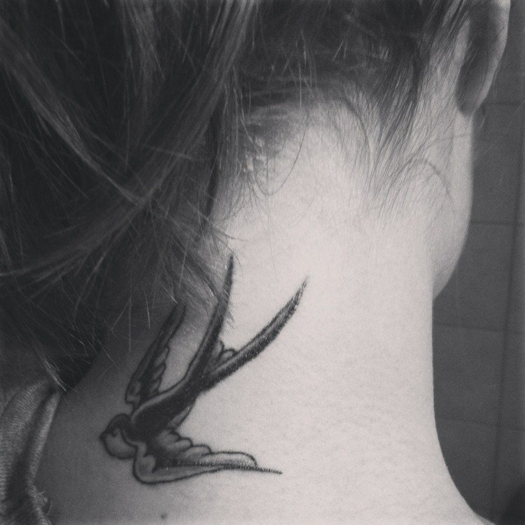 tatouage hirondelle dans le cou