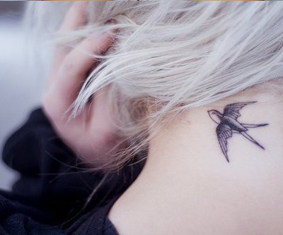 tatouage hirondelle dans le cou