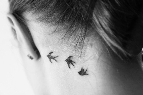 tatouage hirondelle dans le cou