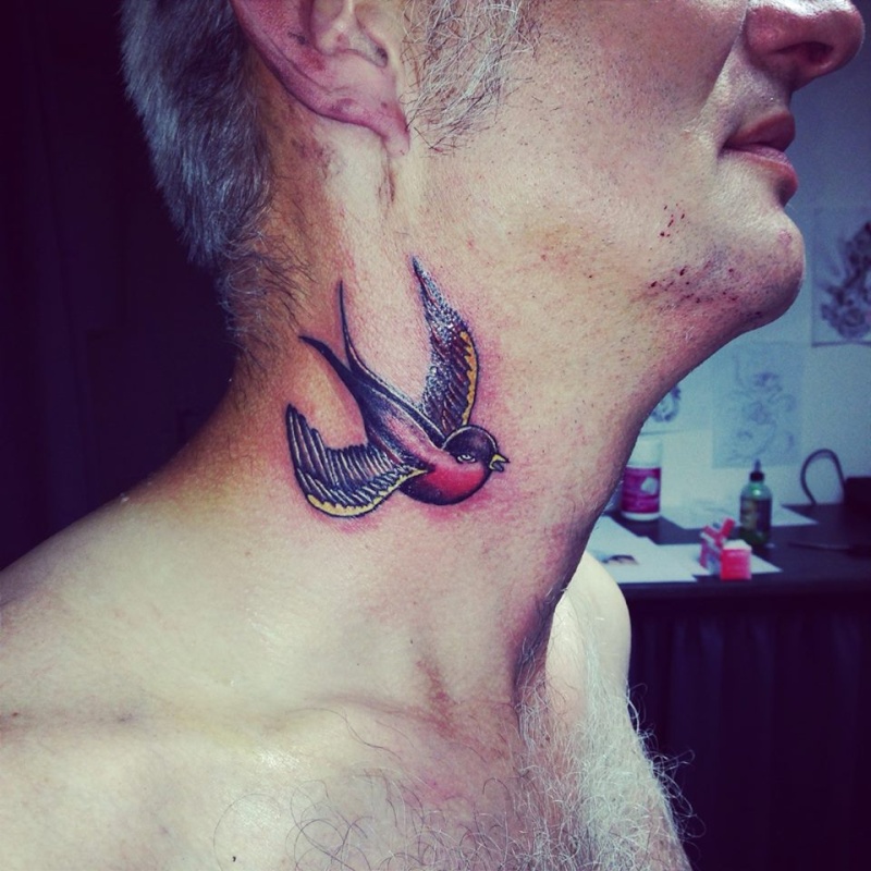 tatouage hirondelle dans le cou