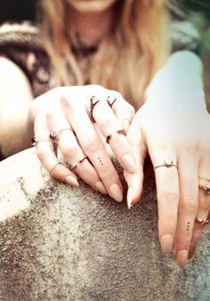 tatouage hirondelle doigt