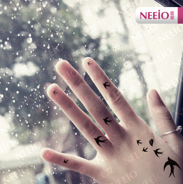 tatouage hirondelle doigt