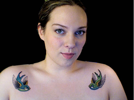tatouage hirondelle épaule