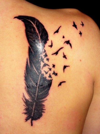 Tatouage hirondelle et plume