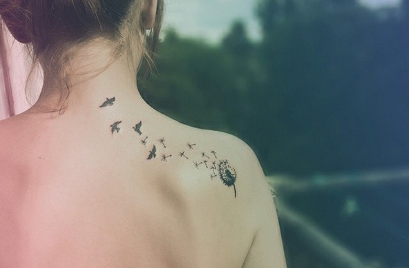 tatouage hirondelle et plume