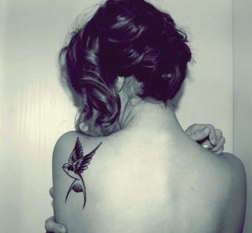 tatouage hirondelle et plume