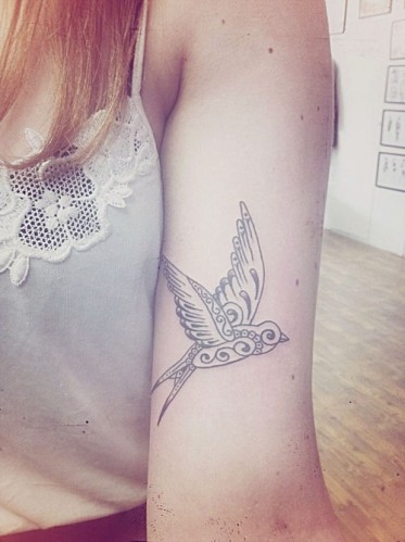 tatouage hirondelle et plume