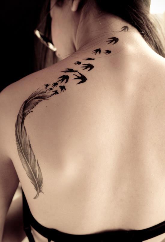 tatouage hirondelle et plume