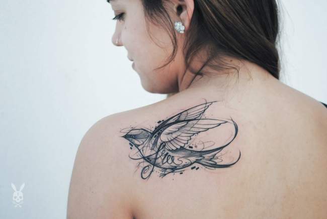 tatouage hirondelle et rose