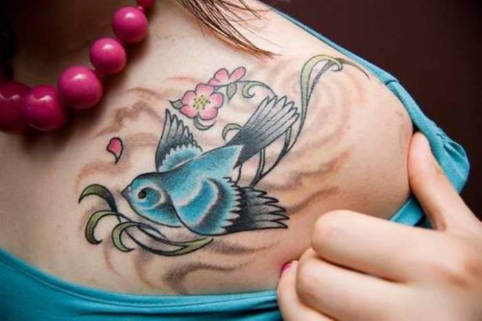 tatouage hirondelle et rose