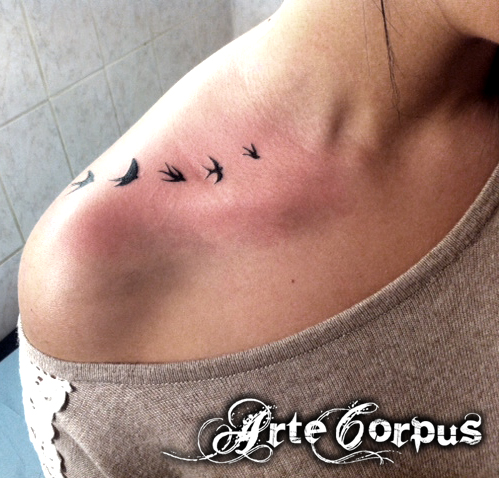 tatouage hirondelle flanc