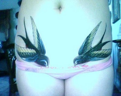 tatouage hirondelle hanche