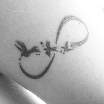 tatouage hirondelle infini