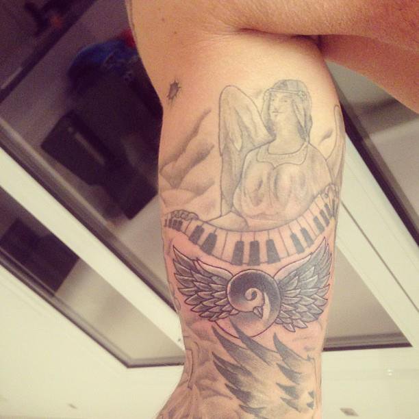 Tatouage hirondelle m pokora