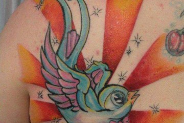 tatouage hirondelle new school