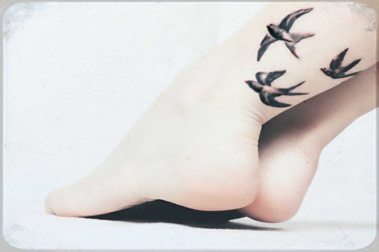 tatouage hirondelle noir