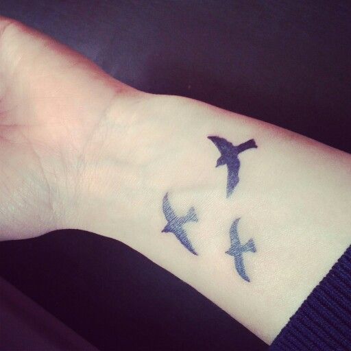 tatouage hirondelle noir