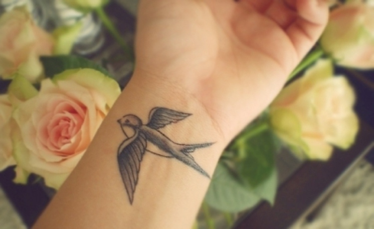 tatouage hirondelle noir blanc