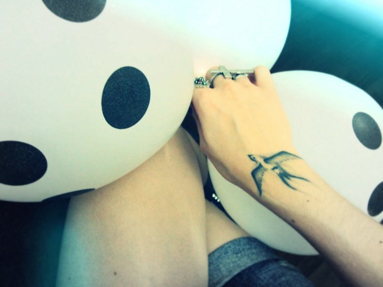 tatouage hirondelle noir blanc