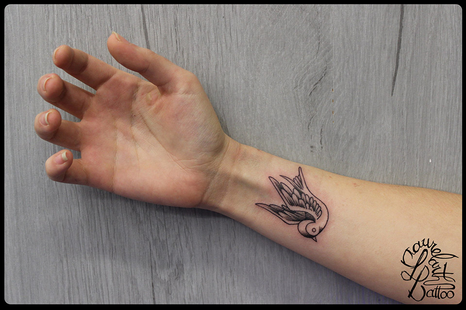 tatouage hirondelle noir blanc