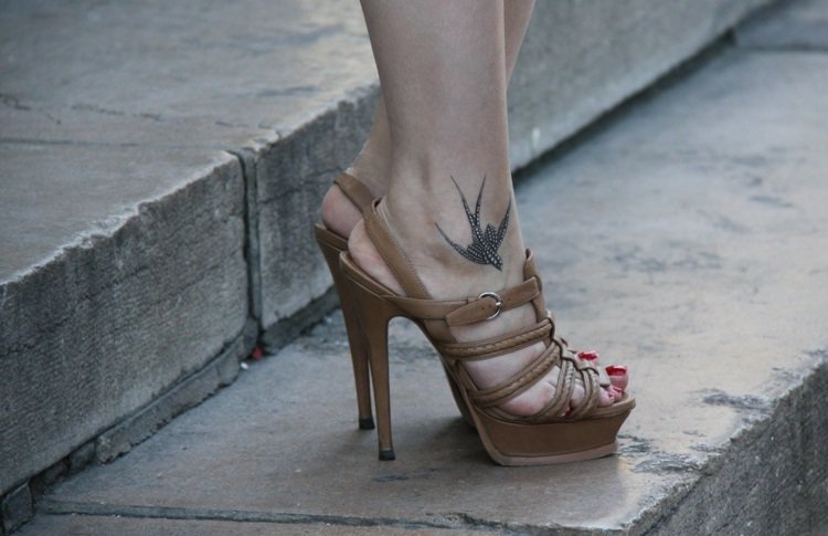 tatouage hirondelle noir blanc