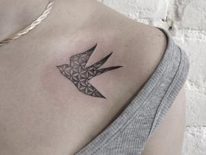 tatouage hirondelle noir blanc