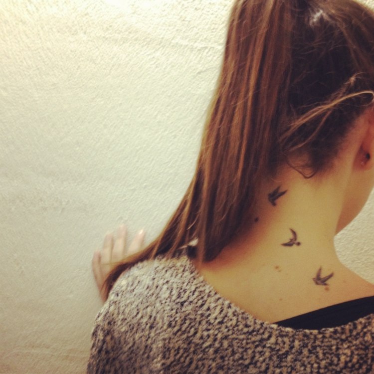 tatouage hirondelle nuque femme