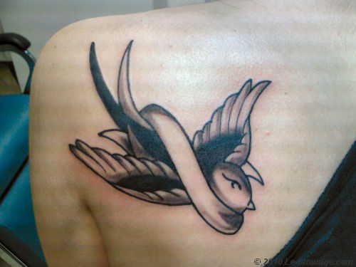 tatouage hirondelle old school noir et blanc
