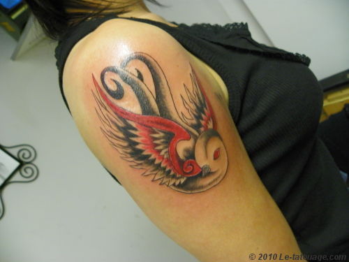 tatouage hirondelle old school noir et blanc