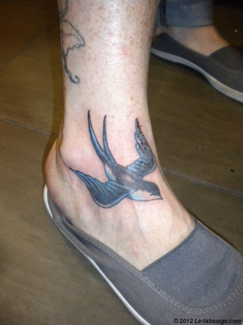 tatouage hirondelle old school noir et blanc