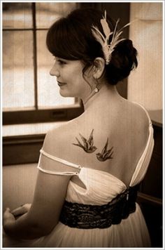 tatouage hirondelle omoplate