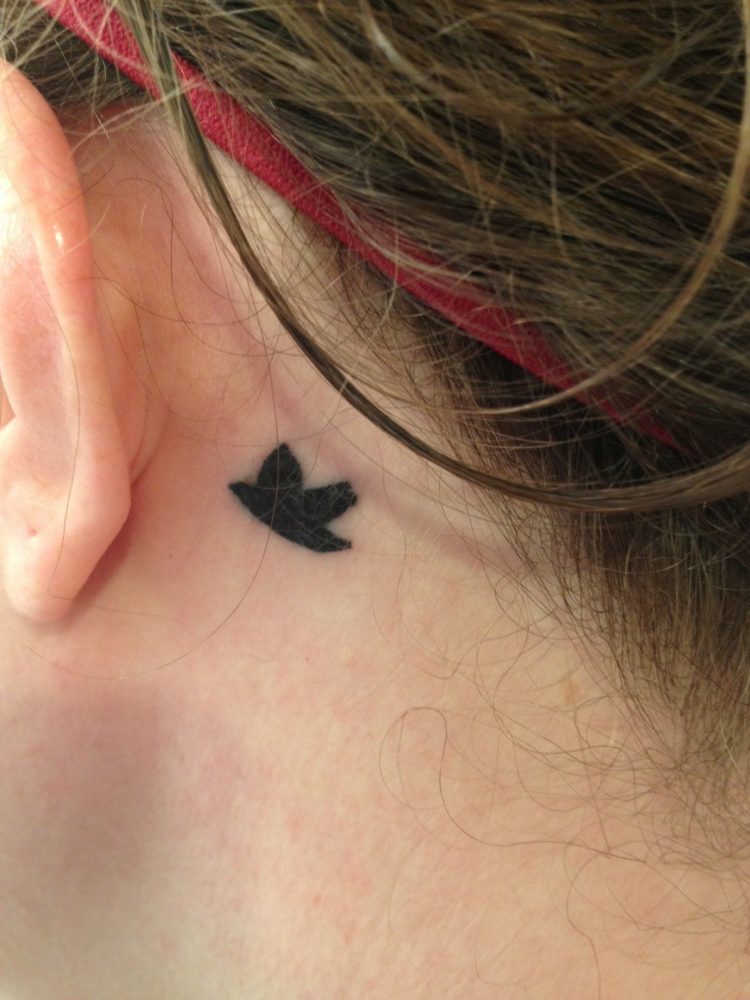tatouage hirondelle oreille