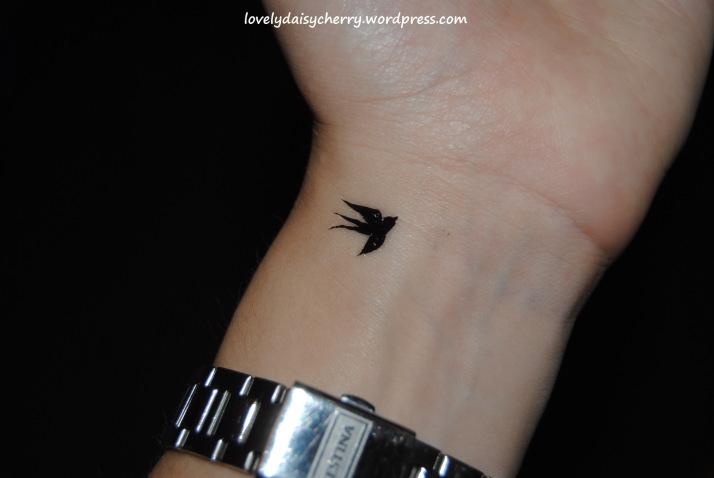 tatouage hirondelle oreille