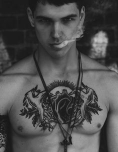 tatouage hirondelle pectoraux