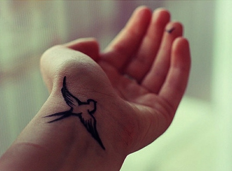 tatouage hirondelle poignet