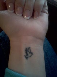 tatouage hirondelle poignet